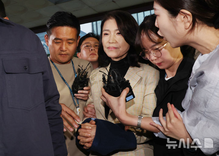 ▲ 공직선거법·국가공무원법 위반 등 혐의로 체포된 이진숙 전 방송통신위원장이 2일 서울 영등포경찰서로 압송되고 있다. ⓒ뉴시스