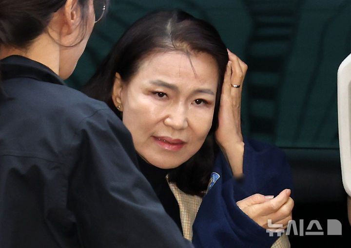 ▲ 공직선거법·국가공무원법 위반 등 혐의로 체포된 이진숙 전 방송통신위원장이 2일 서울 영등포경찰서로 압송되고 있다. ⓒ뉴시스