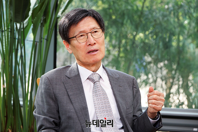 ▲ 윤영관 아산정책연구원 이사장은 지난 2일 서울 종로구 아산정책연구원에서 한 뉴데일리와의 인터뷰에서 