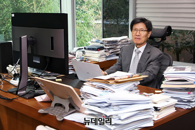 ▲ 윤영관 아산정책연구원 이사장은 지난 2일 서울 종로구 아산정책연구원에서 한 뉴데일리와의 인터뷰에서 한미 원자력협정 조기 개정과 관련해 