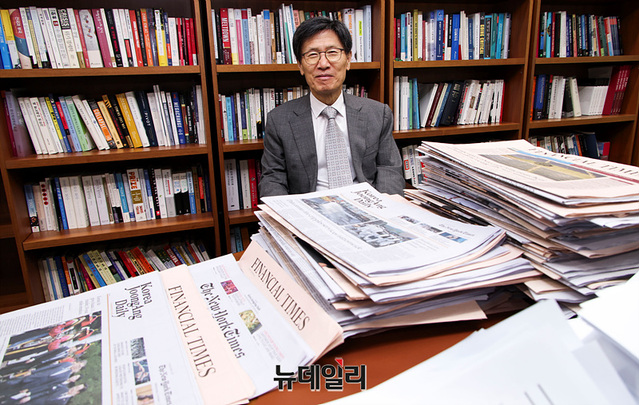 ▲ 윤영관 아산정책연구원 이사장은 지난 2일 서울 종로구 아산정책연구원에서 한 뉴데일리와의 인터뷰에서 