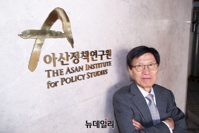 ▲ 노무현 정부에서 초대 외교통상부 장관을 지낸 윤영관 아산정책연구원 이사장이 2일 서울 종로구 아산정책연구원에서 뉴데일리와의 인터뷰를 마치고 포즈를 취하고 있다. ⓒ서성진 기자