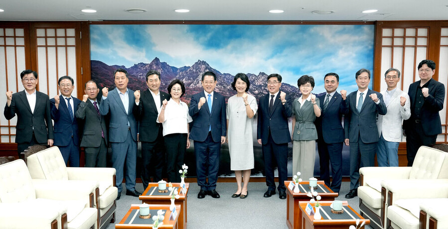 ▲ 전라남도는 지역혁신중심 대학지원체계(RISE)에 국비 54억 원을 추가 확보해 2025년도 전남RISE 사업비가 727억 원 규모로 확대됐다고 밝혔다. 김영록 전남도지사가 지난 9월 2일 도청 접견실에서 전남 RISE위원회 공동위원장인 이주희 동신대학교 총장을 비롯한 도내 대학 총장들과 환담을 마치고 기념촬영을 하는 모습ⓒ전라남도 제공