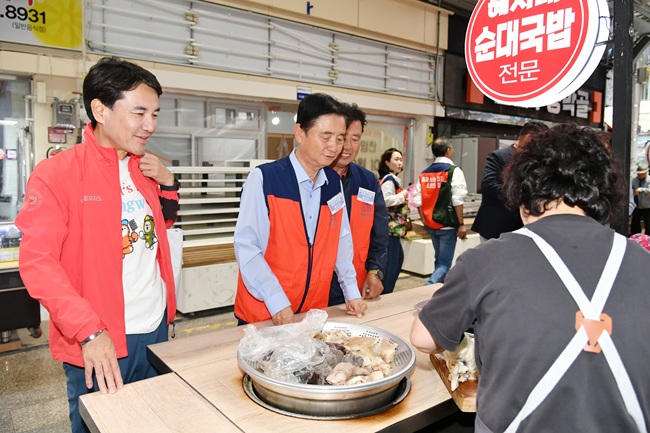 ▲ 추석맞이 전통시장 장보기 행사가 3일 화천군 화천읍 화천 전통시장에서 김진태 강원특별자치도지사, 최문순 화천군수, 박대현 도의원, 도와 군청 임직원, 김선미 강원여성경영인협회장, 황재득 강원청년소상공인협회장, 이화영 화천시장 조합장 등이 참석한 가운데 열렸다. ⓒ화천군