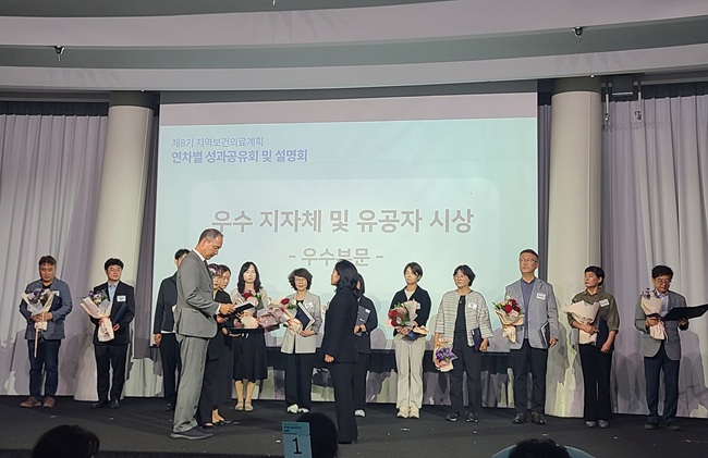 ▲ 강원 양양군이 보건복지부가 주관한 '제8기 지역보건의료계획 평가'에서 우수 지자체로 선정돼 지난 1일 보건복지부 장관 표창을 수상했다. ⓒ양양군