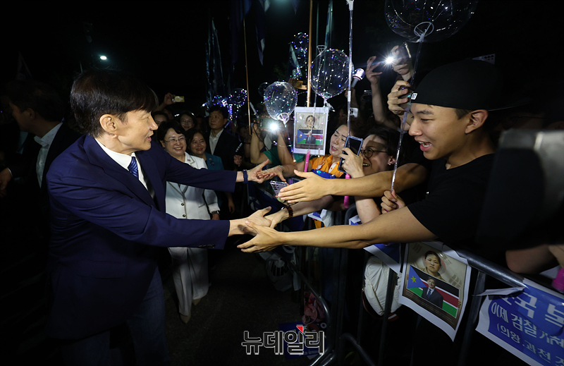 ▲ 광복절 특별사면으로 사면·복권되는 조국 전 조국혁신당 대표가 지난 8월 15일 오전 서울남부교도소에서 출소하며 인사를 나누고 있다. ⓒ서성진 기자