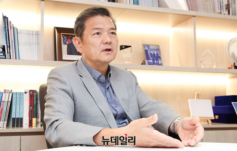 ▲ 이정훈 연세대 국제학대학원장은 지난 1일 서울 서대문구 연세대 새천년관에서 한 뉴데일리와의 인터뷰에서 한국 정부가 미국의 요구에 따라 안보 패키지와 경제 패키지를 분리한 것을 대미 관세 협상의 가장 큰 실책으로 꼽으며 