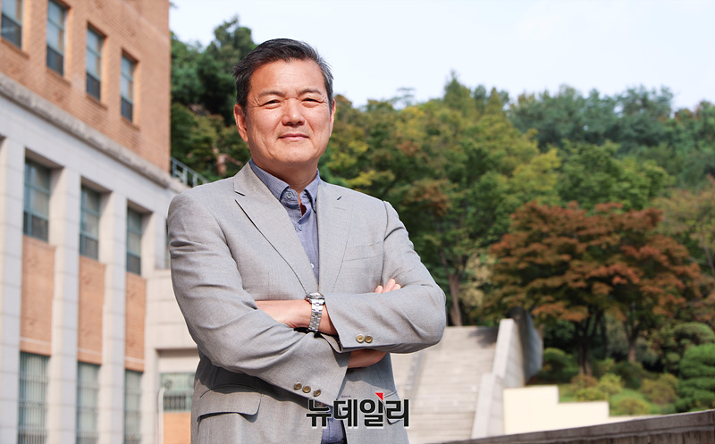 ▲ 이정훈 연세대 국제학대학원장은 지난 1일 서울 서대문구 연세대 새천년관에서 한 뉴데일리와의 인터뷰를 마치고 포즈를 취하고 있다. ⓒ서성진 기자