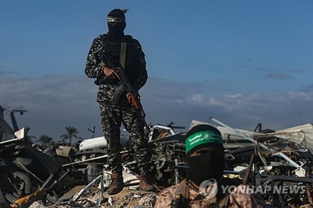 ▲ 지난 2월 1일(현지시각) 촬영된 가자지구 남부 칸유니스의 알카삼여단 대원들. 출처=EPAⓒ연합뉴스
