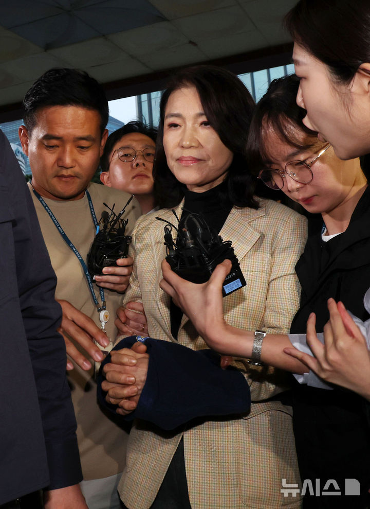 ▲ 공직선거법·국가공무원법 위반 등 혐의로 체포된 이진숙 전 방송통신위원장이 2일 서울 영등포경찰서로 압송되고 있다. ⓒ뉴시스