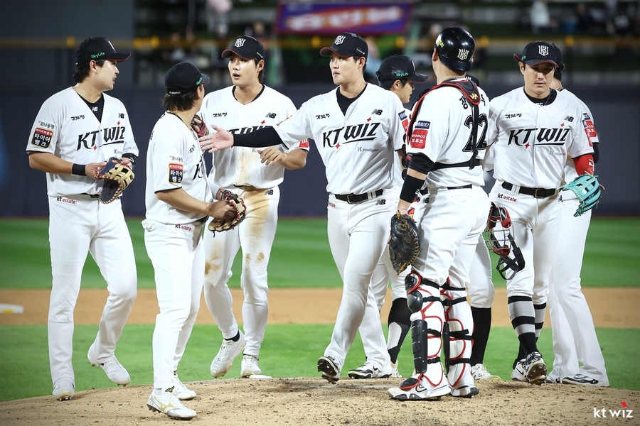 ▲ kt가 한화와 극적으로 비기며 가을 야구 진출 희망을 이어갔다.ⓒkt 위즈 제공