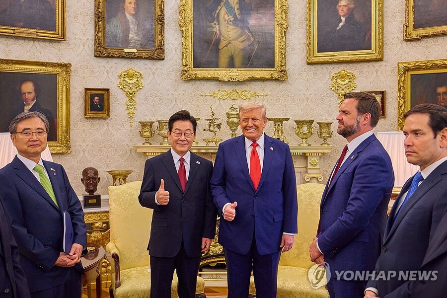 ▲ 이재명 대통령이 지난 8월 25일(현지시각) 미국 워싱턴DC 백악관에서 열린 한미 정상회담에서 도널드 트럼프 미국 대통령과 엄지손가락을 들어보이며 미소짓고 있다. ⓒ연합뉴스