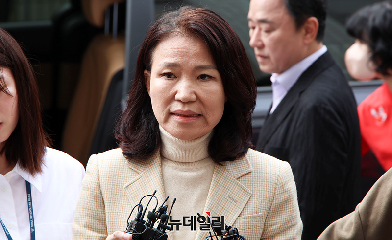 ▲ 공직선거법·국가공무원법 위반 등 혐의로 체포된 이진숙 전 방송통신위원장이 4일 오후 서울 양천구 서울남부지방법원에서 열린 체포적부심사에 출석하며 입장을 밝히고 있다. ⓒ서성진 기자