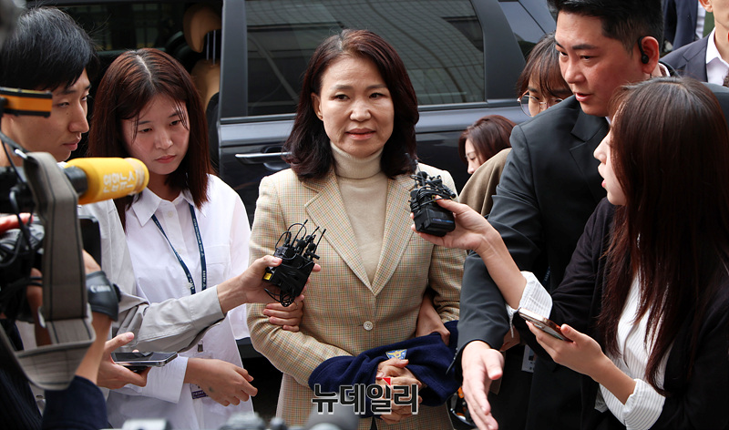 ▲ 공직선거법·국가공무원법 위반 등 혐의로 체포된 이진숙 전 방송통신위원장이 4일 오후 서울 양천구 서울남부지방법원에서 열린 체포적부심사에 출석하며 입장을 밝히고 있다. ⓒ서성진 기자
