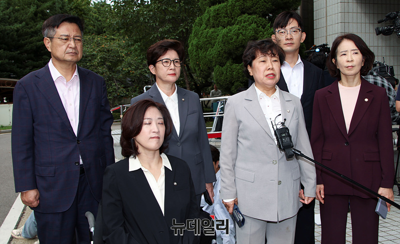 ▲ 조배숙 의원을 비롯한 국민의힘이 4일 오후 서울 양천구 서울남부지방법원에서 입장을 발표하고 있다. 2025.10.04. ⓒ서성진 기자