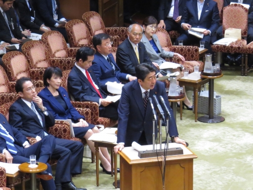 ▲ 다카이치 신임 자민당 총재가 2017년 아베 신조 총리와 함께 의회에 참석해 있다. ⓒ다카이치 홈페이지