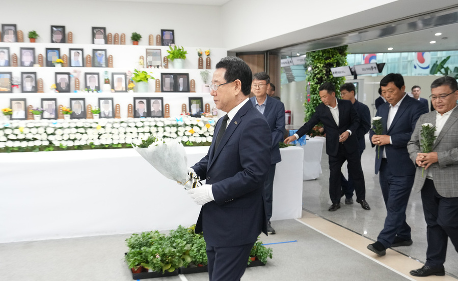 ▲ 추석 명절을 앞둔 지난 3일 오후 김영록 전라남도지사가 제주항공 여객기 사고 희생자 무안공항 합동분향소를 찾아 희생자들의 넋을 기리고 있다.ⓒ전라남도 제공