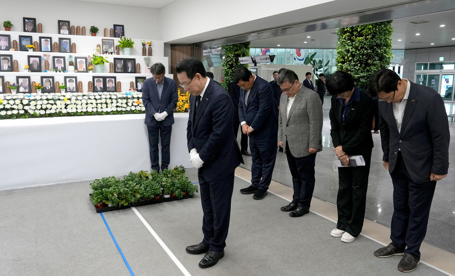 ▲ 추석 명절을 앞둔 지난 3일 오후 김영록 전라남도지사가 제주항공 여객기 사고 희생자 무안공항 합동분향소를 찾아 희생자들의 넋을 기리고 있다.ⓒ전라남도 제공