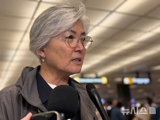 ▲ 강경화 신임 주미한국대사가 미국 워싱턴 D.C. 인근 덜레스 국제공항으로 입국하며 특파원들과 만나 발언하고 있다. 251004 ⓒ뉴시스