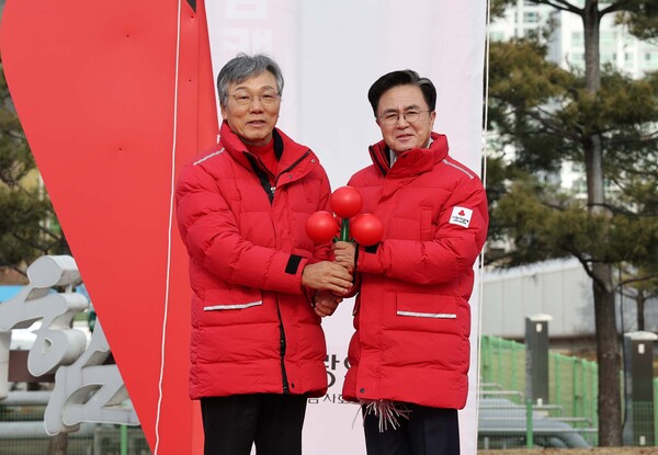 ▲ 성우종 충남공동모금회장(우측)이 충남 ‘희망2024 나눔 캠페인’ 사랑의 온도탑 제막식에서 김태흠 충남도지사와 함께 사랑의 열매를 들어 보이고 있다.ⓒ충남도