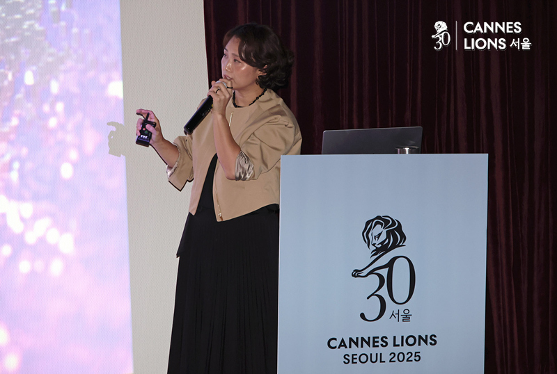 ▲ 이연주 메타 Creative Strategist가 9월 26일 광화문 씨네큐브에서 열린 칸라이언즈서울 마케터스 아카데미(Marketer’s Academy)에서 'Big Idea? 이제는 Small Moments. AI가 그 합을 완성한다'를 주제로 강연하고 있다. ⓒ정상윤 기자