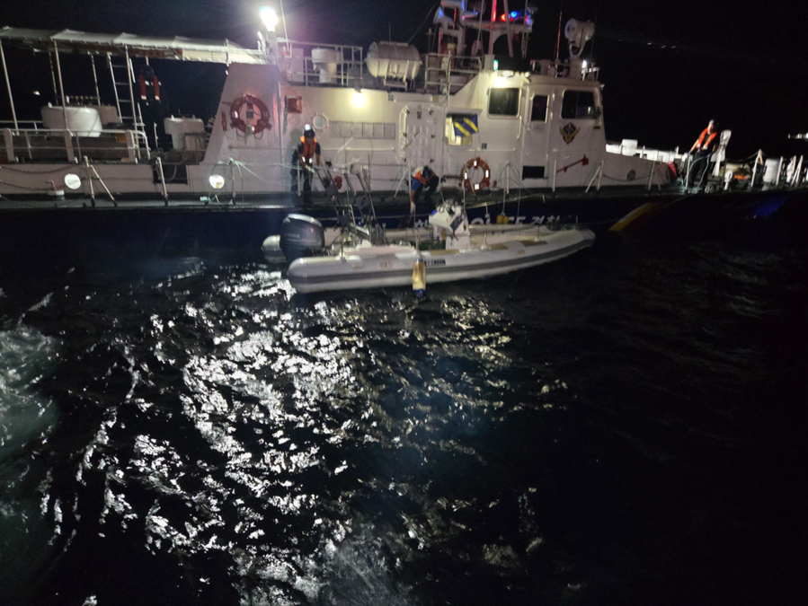 ▲ 해경이 미식별선박(레저보트)를 예인한 뒤 입항중인 태안해경.ⓒ태안해양경찰서