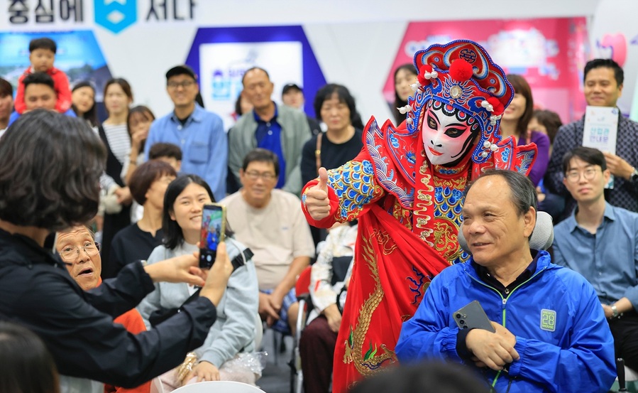 ▲ 2025 제천국제한방천연물산업엑스포가 추석 연휴를 맞아 중국 쓰촨성의 전통 가면극 ‘변검(變臉)’을 선보이며 관람객들로부터 환호와 박수를 이끌어내고 있다. ⓒ제천국제한방천연물산업엑스포 조직원회