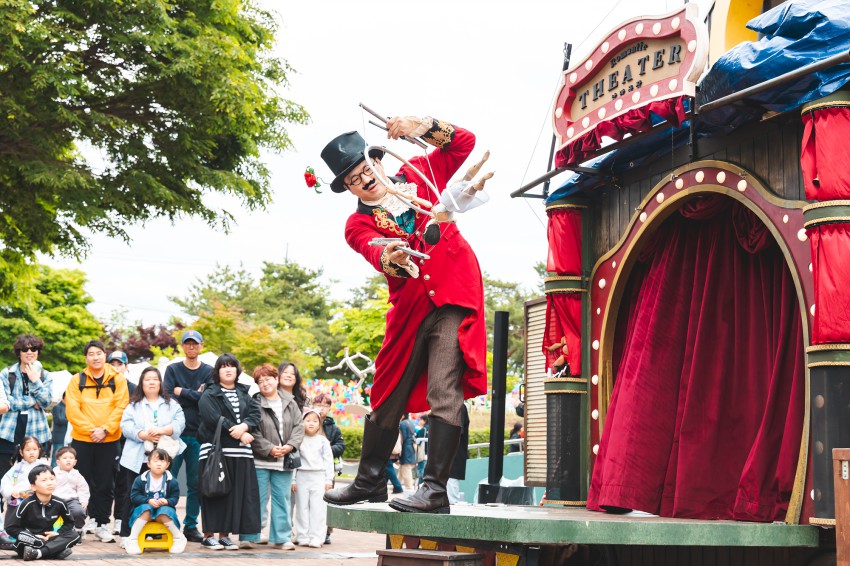 ▲ 극단 분홍양말의 '낭만유랑극단_마차극장' 공연 모습.ⓒ서울문화재단