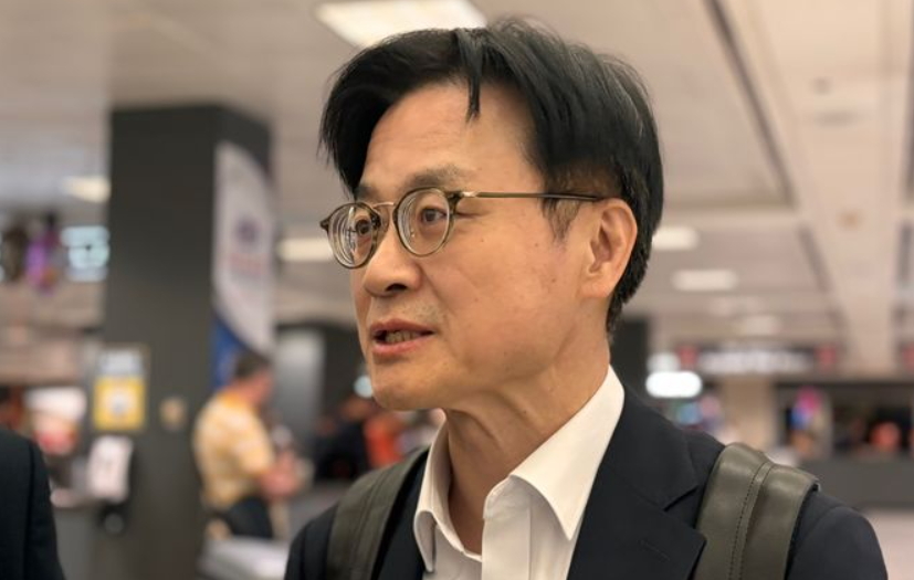 ▲ 김정관 산업통상부 장관이 한미 정상회담을 사흘 앞둔 22일(현지시각) 미국 워싱턴DC 인근 덜레스국제공항으로 입국해 특파원들의 질문에 답하고 있다. ⓒ뉴시스