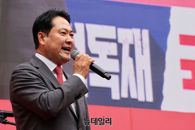 ▲ 장동혁 국민의힘 대표가 지난달 28일 오후 서울 시청역에서 열린 사법파괴 입법독재 국민 규탄대회에서 대국민 연설을 하고 있다. ⓒ이종현 기자