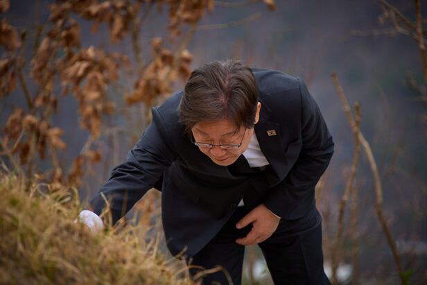 ▲ 이재명 대통령이 지난 4월 대선에 출마하기 전 경북 안동에 위치한 부모님 선영을 찾아 참배하고 있다. ⓒ이재명 예비후보 경선캠프