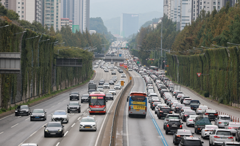 ▲ 추석 연휴 첫날인 3일 경부고속도로 서울 잠원나들목 인근 하행선이 정체를 빚고 있다. ⓒ연합뉴스