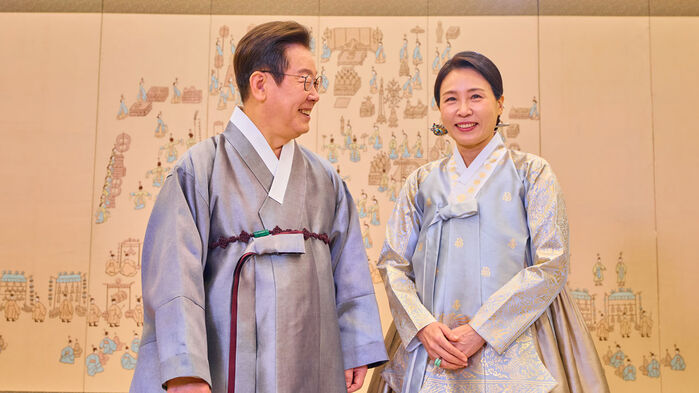 ▲ 대통령실은 7일 이재명 대통령과 김혜경 여사가 한복 차림으로 명절 인사를 하는 모습을 SNS에 공개했다. ⓒ이재명 대통령 SNS