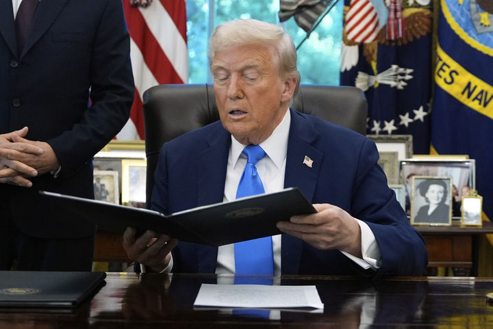 ▲ 도널드 트럼프 미 대통령이 9월19일(현지시각) 비자 제도 관련 행정명령에 서명하고 있다. ⓒ 뉴시스