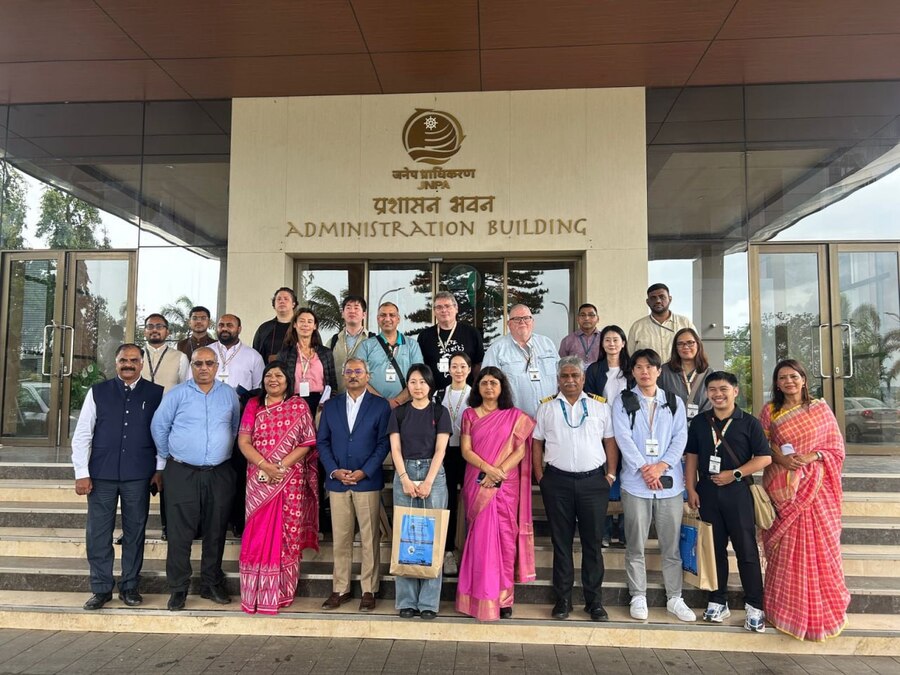 ▲ 뭄바이 자와할랄 네루 항만청 본관 앞. 이번 연수에는 7개국에서 총 14명의 기자가 참가했으며, 이 중 일본과 한국에서 각각 3명이 참여했다. 앞 줄 오른쪽 세번째가 필자. ⓒ 필자 제공