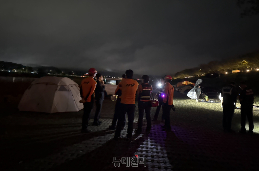 ▲ 8일 충주시 풍동 단월교에서 물이 넘쳐 주민과 야영객들이 긴급 대피하고 있다.ⓒ독자 제공