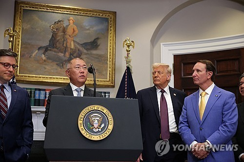 ▲ 정의선 현대차 회장이 지난 3월 대미 투자를 발표하고 있다. /로이터=연합뉴스