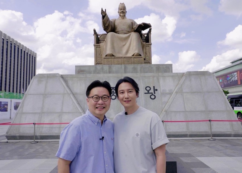 ▲ 제579돌 한글날을 맞아 멕시코 '재 몬테레이한글학교'에 교육 물품을 기증한 서경덕 교수와 배우 김남길.ⓒ성신여대 창의융합학부 서경덕 교수팀