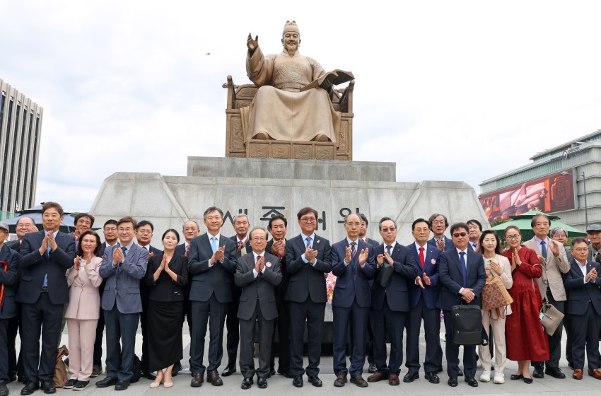 ▲ 최휘영 문화체육관광부 장관이 제579돌 한글날인 9일 서울 종로구 광화문광장 세종대왕 동상 앞에서 열린 '한글날, 세종대왕께 꽃 바치기' 행사에서 기념촬영을 하고 있다.ⓒ문체부