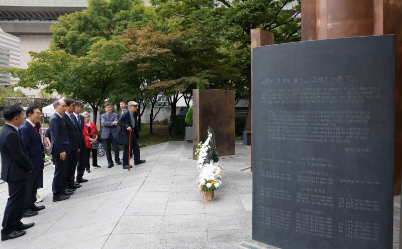 ▲ 최휘영 문화체육관광부 장관이 제579돌 한글날인 9일 서울 종로구 광화문광장 세종대왕 동상 앞에서 열린 '한글날, 세종대왕께 꽃 바치기' 행사를 마치고 조선어학회 한글말수호 기념탑을 둘러보고 있다.ⓒ문체부