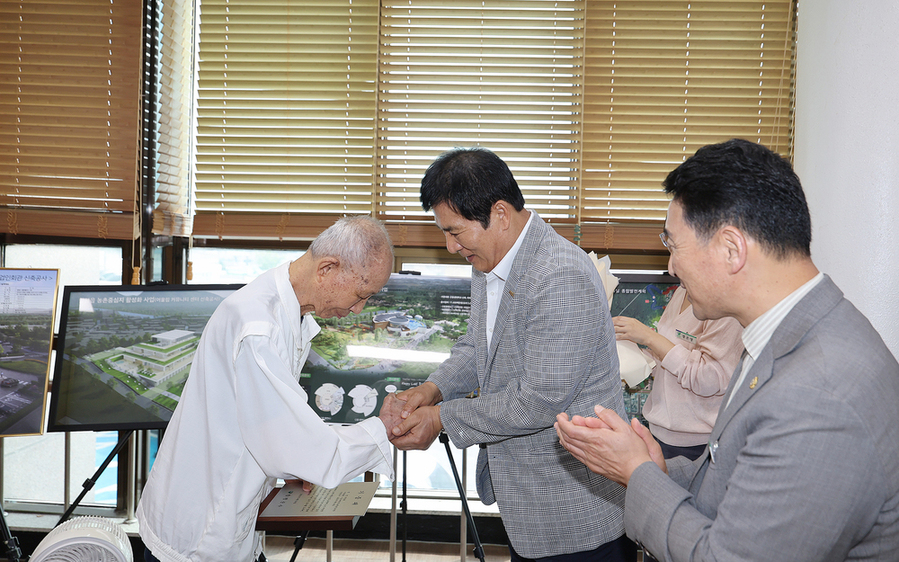 ▲ 함평군민 한길종 씨, 함평군에 한국조폐공사 기념메달 143점 기증_한길종 씨와 이상익 함평군수가 악수하는 모습 ⓒ함평군 제공
