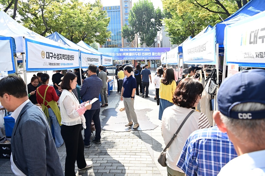 ▲ 대구 동구청(동구청장 윤석준)은 지난 1일 동구청 열린광장에서 대구지역 자활센터에서 생산된 상품을 홍보하고 판매하는 ‘2025년 자활별별 순회장터’를 개최했다.ⓒ대구 동구청