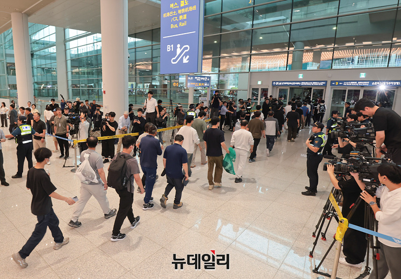 ▲ 미국 이민세관단속국(ICE)에 의해 조지아주에 구금됐던 한국인 근로자들이 지난달 12일 오후 인천국제공항 제2여객터미널을 통해 입국하고 있다. ⓒ서성진 기자