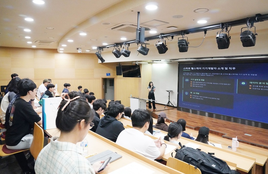 ▲ 미래 유망 직업으로 각광받는 ‘스마트 헬스케어 기기 개발자’를 주제로 직업소개 이론강의와 헬스케어 기기실습으로 진행됐다.ⓒ영남이공대