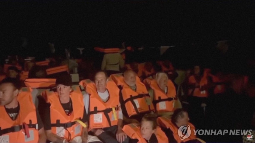 ▲ 8일(현지시간) 이스라엘군에 나포된 구호선단 활동가들.ⓒ 연합뉴스.