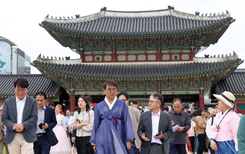 ▲ 최휘영 문화체육관광부 장관이 제579돌 한글날이자 추석 연휴 마지막 날인 9일 서울 경복궁을 찾아 국내·외 관광객 수용 태세를 점검하고 있다.ⓒ문체부