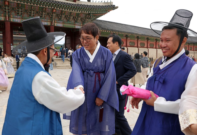 ▲ 최휘영 문화체육관광부 장관이 제579돌 한글날이자 추석 연휴 마지막 날인 9일 서울 경복궁을 찾아 외국인 관광객들에게 선물을 전달하고 인사를 나누고 있다.ⓒ문체부