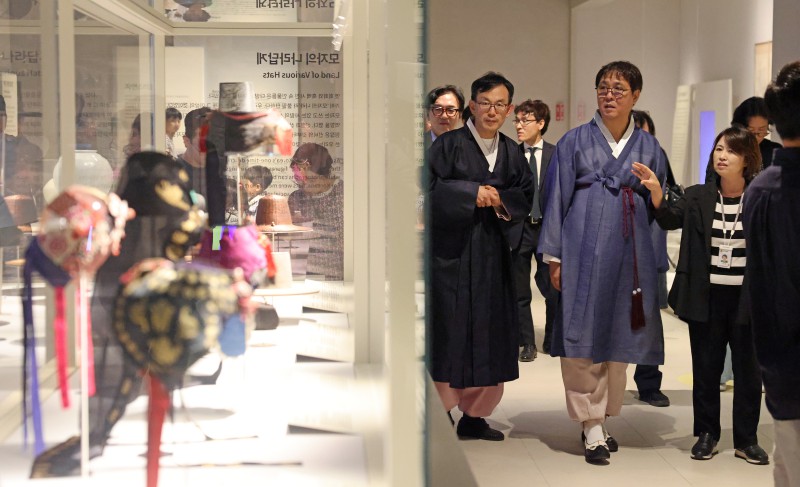 ▲ 최휘영 문화체육관광부 장관이 제579돌 한글날이자 추석 연휴 마지막 날인 9일 서울 종로구 국립민속박물관을 찾아 국내·외 관광객 수용 태세를 점검하고 있다.ⓒ문체부