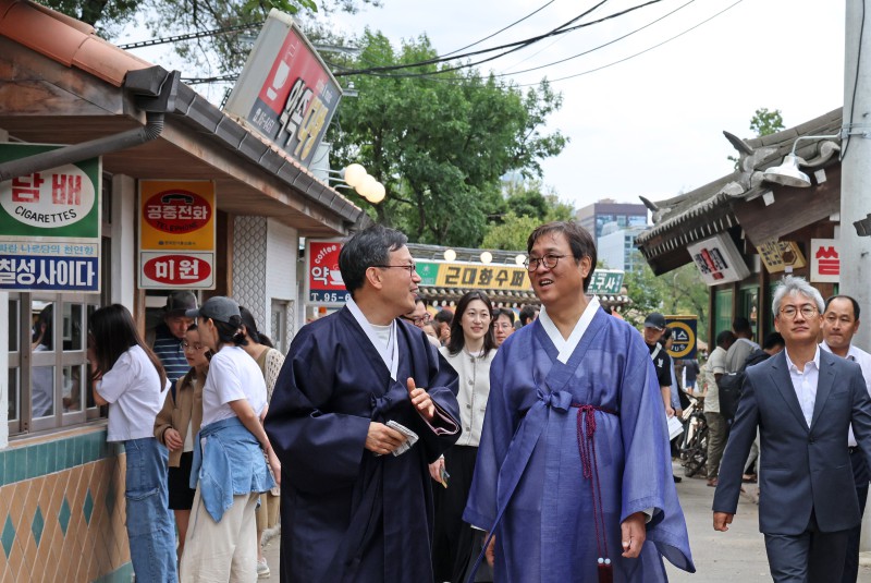 ▲ 최휘영 문화체육관광부 장관이 제579돌 한글날이자 추석 연휴 마지막 날인 9일 서울 종로구 국립민속박물관을 찾아 국내·외 관광객 수용 태세를 점검하고 있다.ⓒ문체부