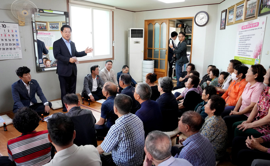 ▲ 김영록 전라남도지사가 추석 연휴 마지막 날인 9일 청정전남 으뜸마을 만들기 사업을 추진중인 광양시 광양읍 교촌마을을 방문, 주민들과 현장 좌담회를 갖고 건의 및 애로사항을 청취하고 있다.ⓒ전라남도 제공
